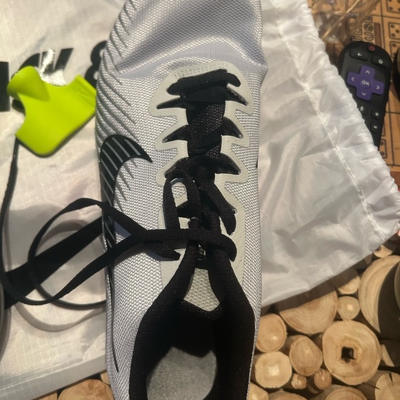 Nike Air Zoom Rival M 9 Spikes in Pure Platinum and Black - Picture 4 of 11